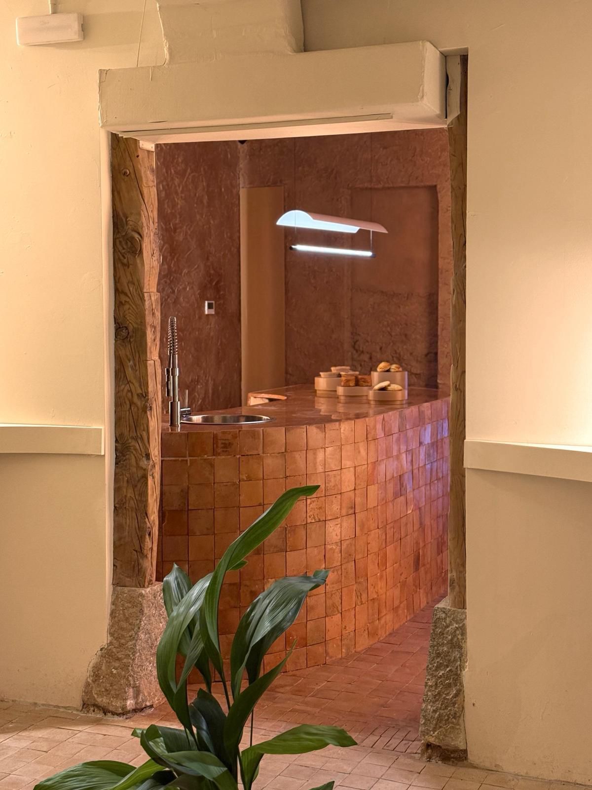 Interior Luchy — estantería con pan y cerámica