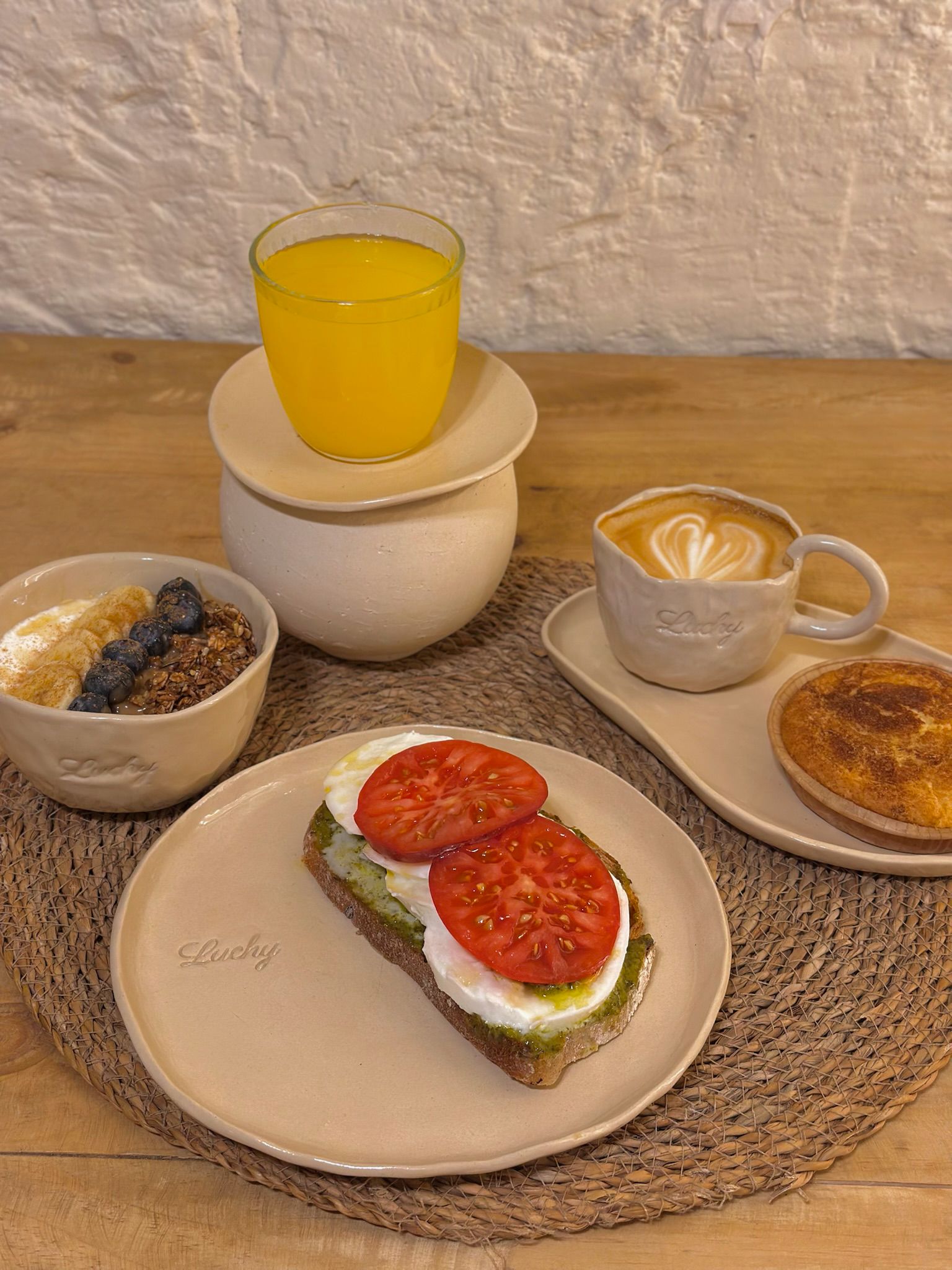 Menú Brunch completo en Luchy — tostada, café, bowl y zumo